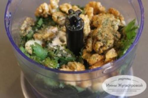 Какие блюда можно подавать с аджикой с кинзой и грецкими орехами