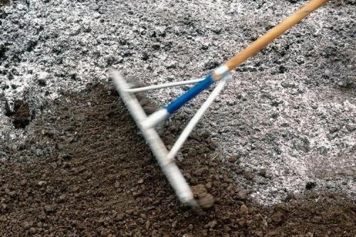 Мел для раскисления почвы. Чем раскислить почву на огороде