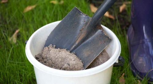 Навоз под кусты осенью. Органические