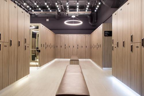 Шкаф для раздевалки дсп. Секционные шкафы и шкафчики для рабочих раздевалок