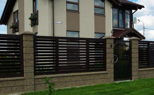 Забор во дворе частного дома. Как сделать забор — советы по выбору материала и особенности постройки популярных видов заборов (115 фото)