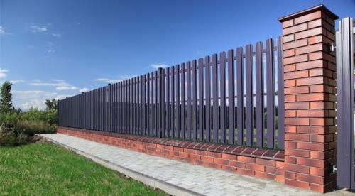 Забор во дворе частного дома. Как сделать забор — советы по выбору материала и особенности постройки популярных видов заборов (115 фото)