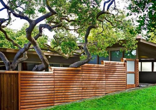 Варианты заборов для частного дома. Деревянные заборы