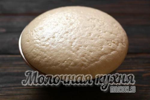 Сдобное дрожжевое тесто на молоке на живых дрожжах.