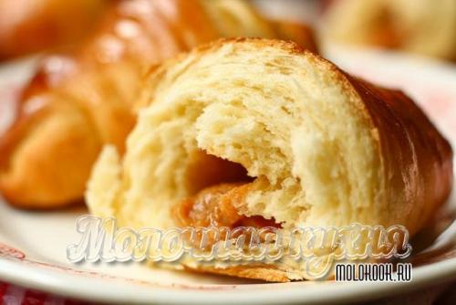 Сдобное дрожжевое тесто на молоке на живых дрожжах.