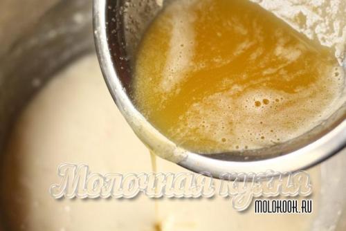 Сдобное дрожжевое тесто на молоке на живых дрожжах.