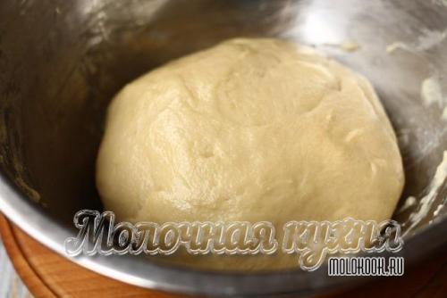 Сдобное дрожжевое тесто на молоке на живых дрожжах.
