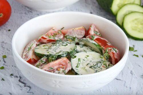 Как правильно резать помидоры и огурцы в салат. Салат из помидоров и огурцов. 18 самых простых и вкусных рецептов приготовления