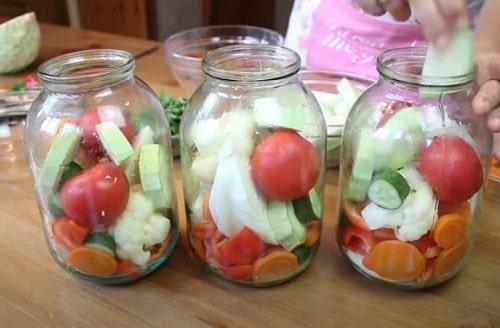 Салат огород рецепт. Салат «Огород» на зиму в банках — лучшие рецепты ассорти