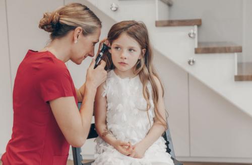 Каковы основные причины насморка и соплей у детей до года